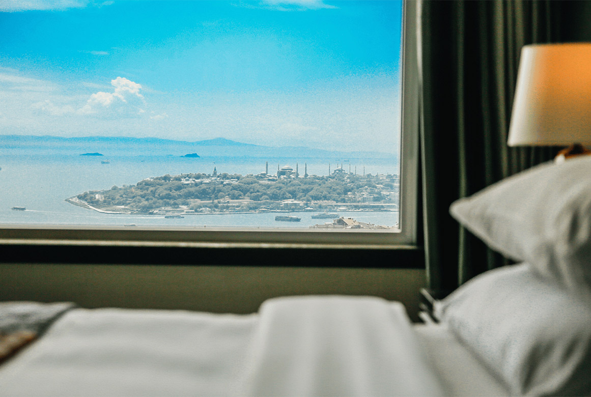 The Marmara Suite Privilege paketi ile minimum 3 gece Family Suite, Bosphorus Suite, Golden Horn Suite veya Flying Carpet Suite konaklamalarınızda İstanbul’u lüks yaşam alanı, panoramik şehir veya Boğaz manzarası ve üst segment konforla deneyimleyin.